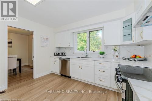 98 Keats Walk, Waterloo, ON - Indoor Photo Showing Kitchen