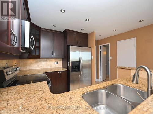 Ph3 - 75 King Street E, Mississauga (Cooksville), ON - Indoor Photo Showing Kitchen With Double Sink With Upgraded Kitchen