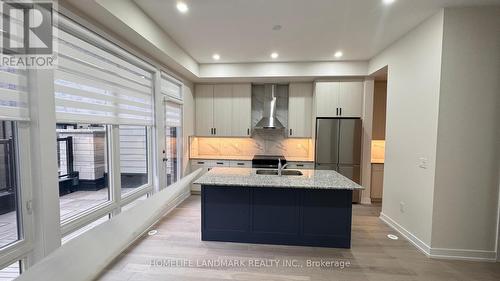 135 Credit Lane, Richmond Hill, ON - Indoor Photo Showing Kitchen With Double Sink