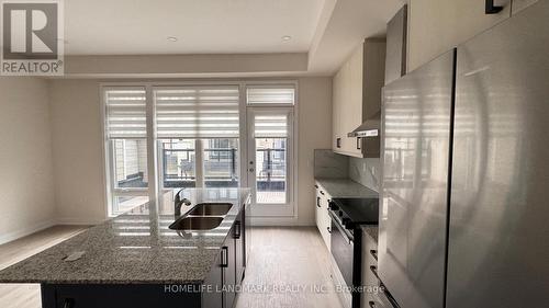 135 Credit Lane, Richmond Hill, ON - Indoor Photo Showing Kitchen With Double Sink