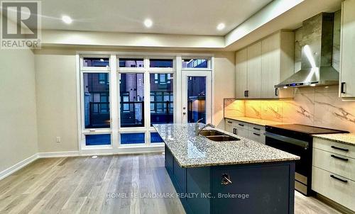 135 Credit Lane, Richmond Hill, ON - Indoor Photo Showing Kitchen With Double Sink