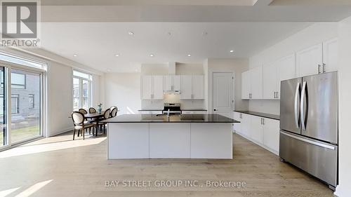 97 Halldorson Avenue, Aurora, ON - Indoor Photo Showing Kitchen With Upgraded Kitchen