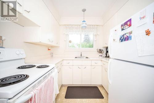 11 Avon Road, Deep River, ON - Indoor Photo Showing Kitchen