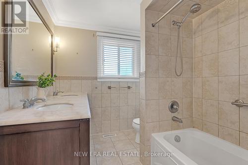 18 West Wareside Road, Toronto, ON - Indoor Photo Showing Bathroom