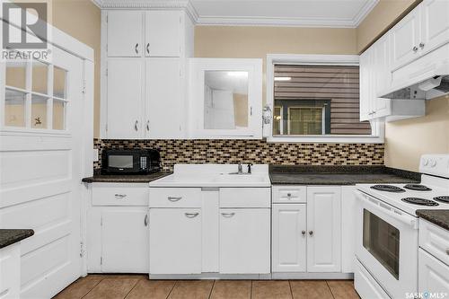 108 8Th Street E, Saskatoon, SK - Indoor Photo Showing Kitchen