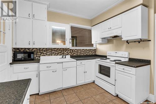 108 8Th Street E, Saskatoon, SK - Indoor Photo Showing Kitchen