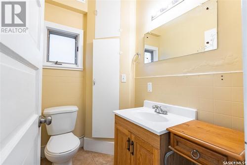 108 8Th Street E, Saskatoon, SK - Indoor Photo Showing Bathroom