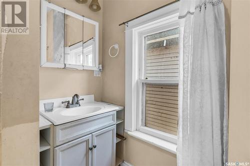 108 8Th Street E, Saskatoon, SK - Indoor Photo Showing Bathroom