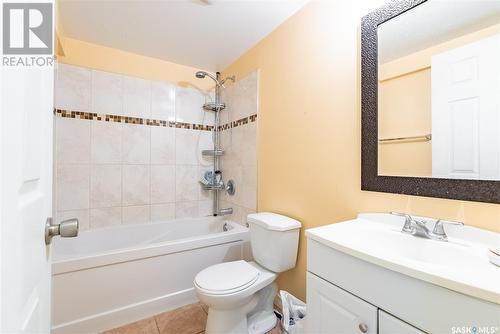 108 8Th Street E, Saskatoon, SK - Indoor Photo Showing Bathroom