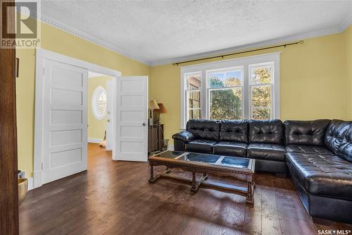 108 8Th Street E, Saskatoon, SK - Indoor Photo Showing Living Room