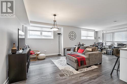 101 - 3058 Sixth Line, Oakville, ON - Indoor Photo Showing Living Room