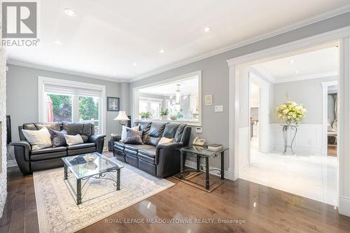 6276 Donway Drive E, Mississauga, ON - Indoor Photo Showing Living Room