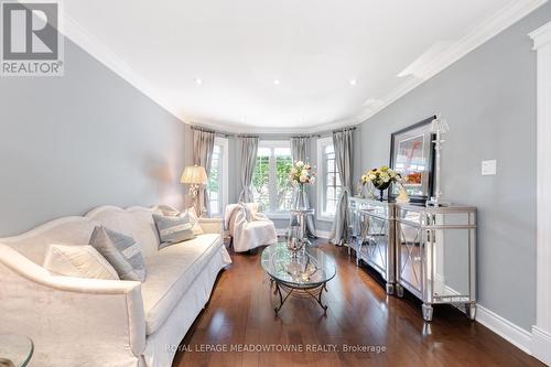 6276 Donway Drive E, Mississauga, ON - Indoor Photo Showing Living Room