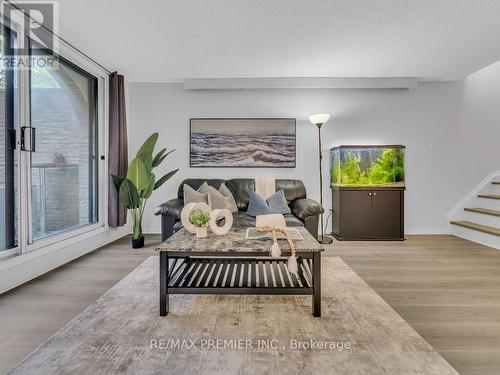 225 - 2095 Roche Court, Mississauga, ON - Indoor Photo Showing Living Room