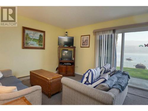 7732 Squilax Anglemont Road Unit# 4, Anglemont, BC - Indoor Photo Showing Living Room