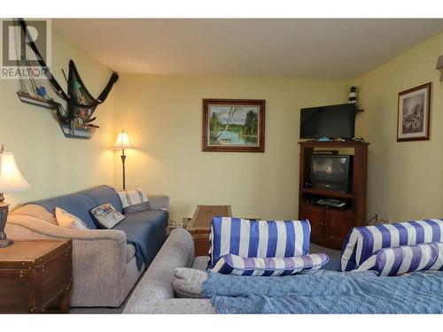 7732 Squilax Anglemont Road Unit# 4, Anglemont, BC - Indoor Photo Showing Living Room