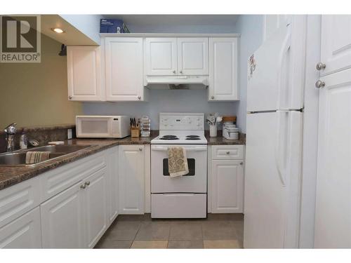 7732 Squilax Anglemont Road Unit# 4, Anglemont, BC - Indoor Photo Showing Kitchen With Double Sink