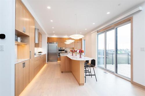 216 Butterfly Way, Winnipeg, MB - Indoor Photo Showing Kitchen