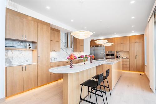 216 Butterfly Way, Winnipeg, MB - Indoor Photo Showing Kitchen