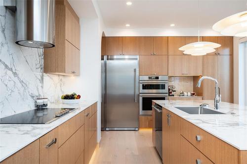 216 Butterfly Way, Winnipeg, MB - Indoor Photo Showing Kitchen With Upgraded Kitchen