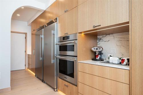 216 Butterfly Way, Winnipeg, MB - Indoor Photo Showing Kitchen