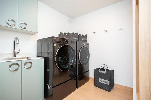 216 Butterfly Way, Winnipeg, MB - Indoor Photo Showing Laundry Room