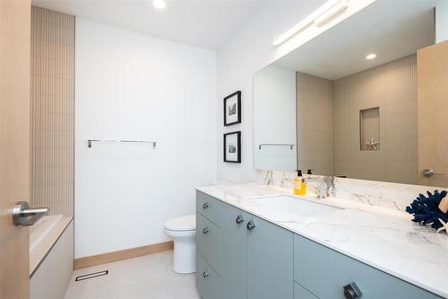 216 Butterfly Way, Winnipeg, MB - Indoor Photo Showing Bathroom