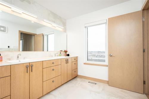 216 Butterfly Way, Winnipeg, MB - Indoor Photo Showing Bathroom