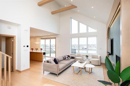 216 Butterfly Way, Winnipeg, MB - Indoor Photo Showing Living Room