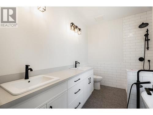 2594 Grand View Place, Blind Bay, BC - Indoor Photo Showing Bathroom