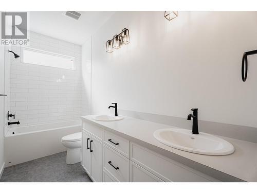 2594 Grand View Place, Blind Bay, BC - Indoor Photo Showing Bathroom