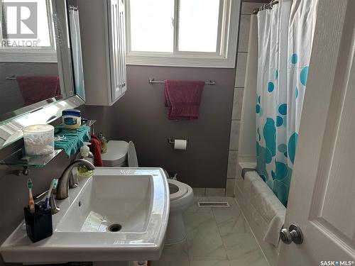 622 P Avenue N, Saskatoon, SK - Indoor Photo Showing Bathroom