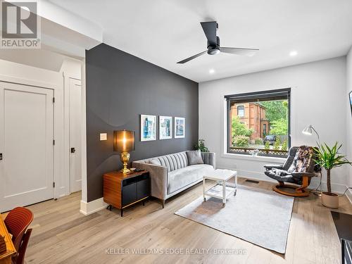 213 Caroline Street S, Hamilton, ON - Indoor Photo Showing Living Room