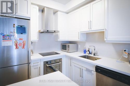 2110 - 2087 Fairview Street, Burlington, ON - Indoor Photo Showing Kitchen