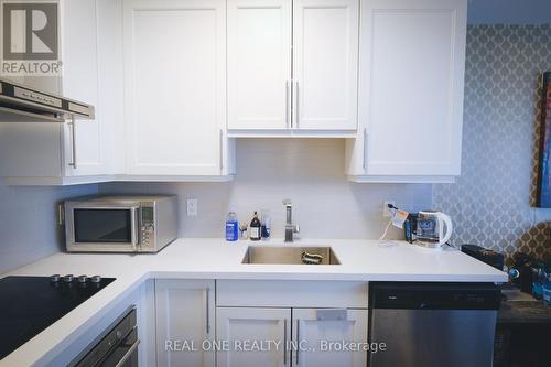 2110 - 2087 Fairview Street, Burlington, ON - Indoor Photo Showing Kitchen