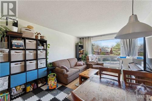 6 - 270 Beechwood Avenue, Ottawa, ON - Indoor Photo Showing Living Room