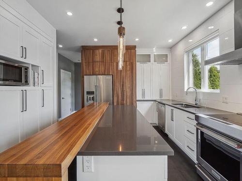 Cuisine - 45 Rue Jean-Paul-Lemieux, Notre-Dame-De-L'Île-Perrot, QC - Indoor Photo Showing Kitchen With Upgraded Kitchen