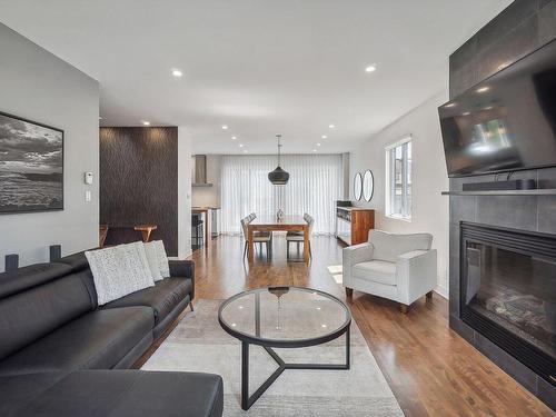 Living room - 45 Rue Jean-Paul-Lemieux, Notre-Dame-De-L'Île-Perrot, QC - Indoor Photo Showing Living Room With Fireplace