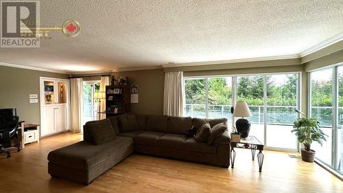 1440 Briarlynn Crescent, North Vancouver, BC - Indoor Photo Showing Living Room