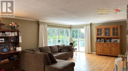 1440 Briarlynn Crescent, North Vancouver, BC - Indoor Photo Showing Living Room