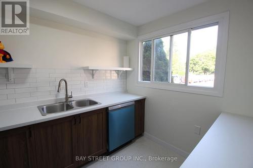 124 - 40 Summit Avenue, London, ON - Indoor Photo Showing Kitchen With Double Sink