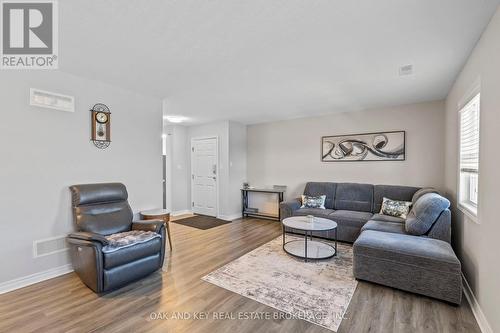 4 - 3320 Meadowgate Boulevard, London, ON - Indoor Photo Showing Living Room