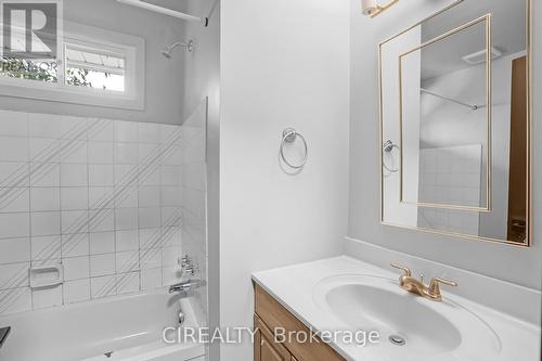 7734 Weyburn Circle, Niagara Falls, ON - Indoor Photo Showing Bathroom