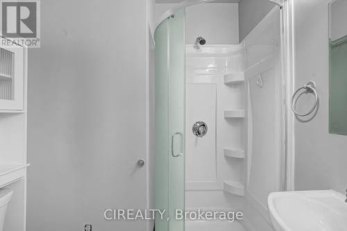 7734 Weyburn Circle, Niagara Falls, ON - Indoor Photo Showing Bathroom