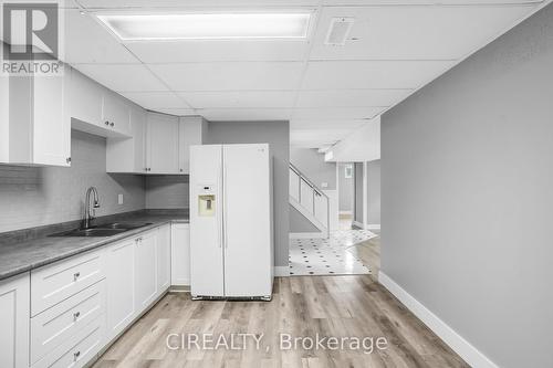 7734 Weyburn Circle, Niagara Falls, ON - Indoor Photo Showing Kitchen