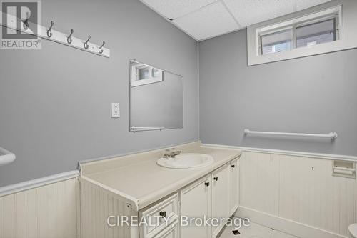 7734 Weyburn Circle, Niagara Falls, ON - Indoor Photo Showing Bathroom