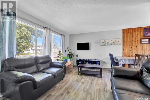 3515 Fairlight Drive, Saskatoon, SK - Indoor Photo Showing Living Room