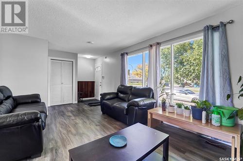 3515 Fairlight Drive, Saskatoon, SK - Indoor Photo Showing Living Room