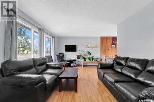 3515 Fairlight Drive, Saskatoon, SK - Indoor Photo Showing Living Room