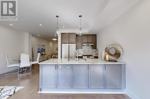 31 Causland Lane, Richmond Hill (Devonsleigh), ON - Indoor Photo Showing Kitchen With Upgraded Kitchen